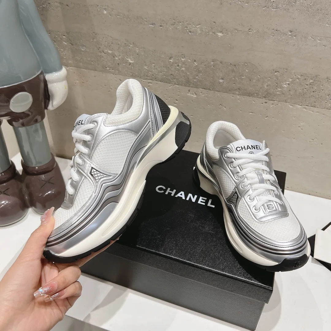 👟👟Ex-factory price 640👟👟 Chanel Chanel 24C Early Spring Resort Series Xiaoxiang Metal Casual Sports Shoes Gold Silver Horn King The latest foreign catwalk series Chanel Chanel 2024 Early Spring Series is held in the second smallest country in the world. The series is inspired by Monaco's international seaside lifestyle, from the F1 racing track to beach swimming pools, from casinos to tennis courts, to create a diverse and unique new series of racing driver's helmets, jumpsuits and other elements that have been reinterpreted to be more fashionable. Exquisite packaging at the delivery counter 🛍📦 ▪️Fabric: Original imported metal cowhide + technical fabric ▪️Inner lining: Original custom-made breathable mesh ▪️Sole: Original molded ultra-light foam combination outsole ▪️Sole thickness: 3.5CM ▪️Size: Women’s 35-41